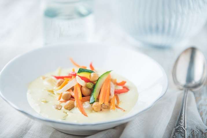 Salteado de garbanzos y hortalizas con crema de queso - Veritas