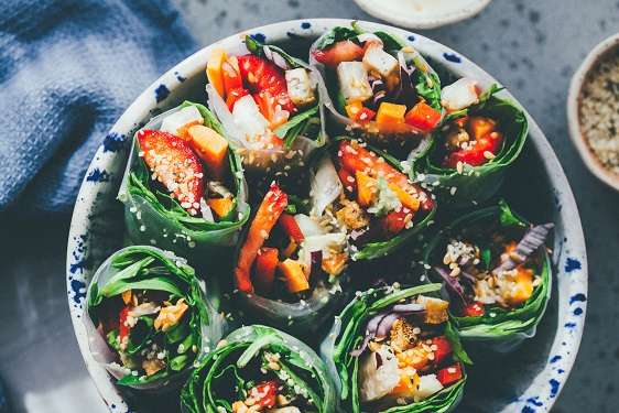 Veggie rolls con salsa de cacahuete - Recetas - Veritas