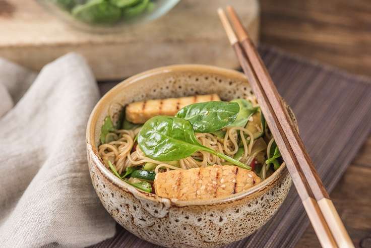 Fideos japoneses con tempe y verduras