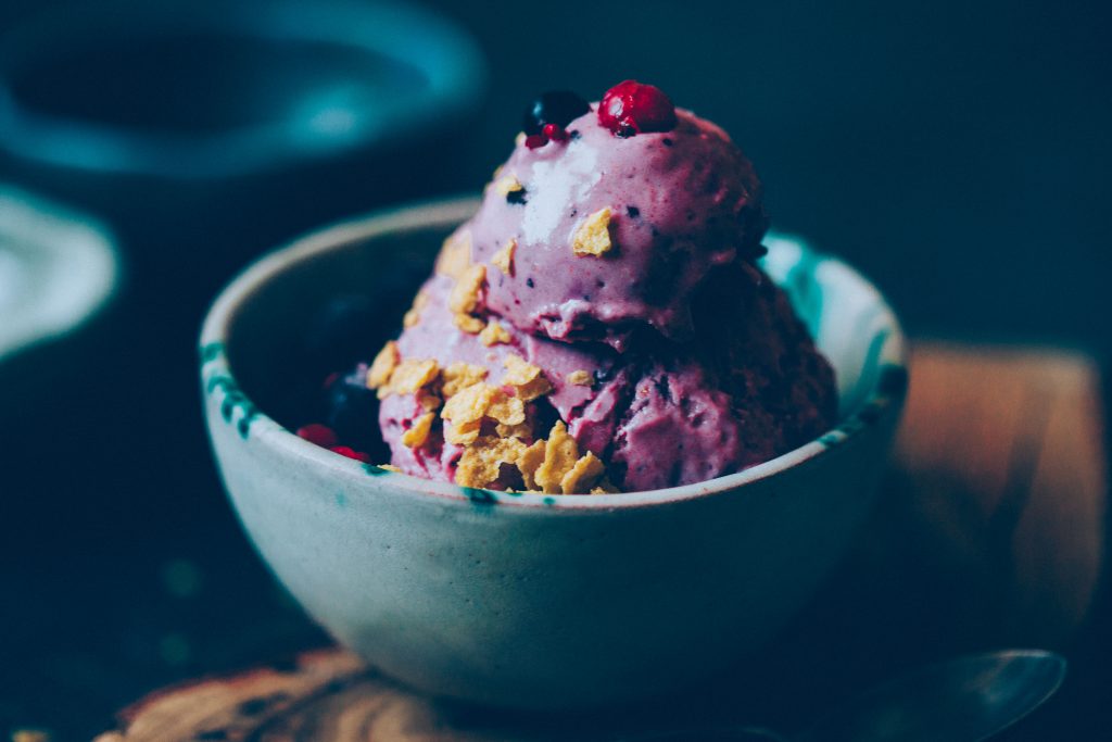 Helado con frutas rojas con leche de coco