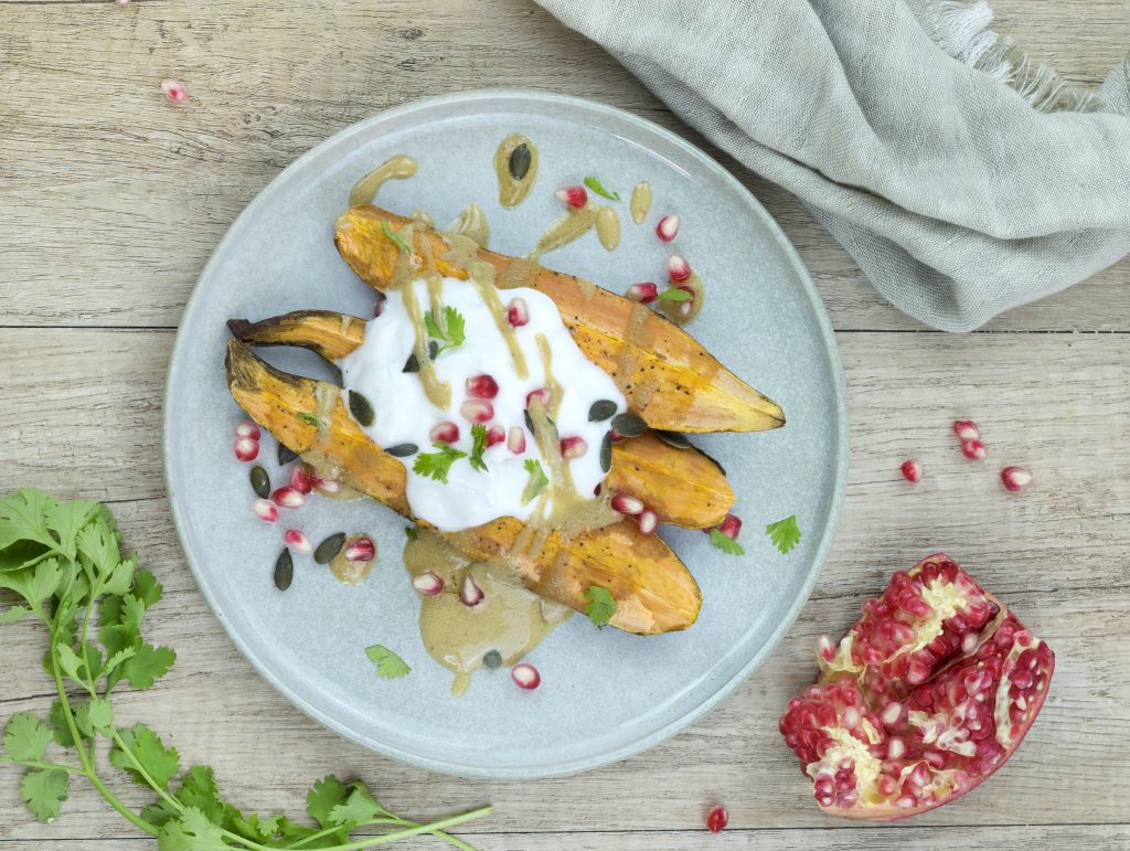 Boniato asado con granada, salsa de tahín y yogur - Recetas - Veritas