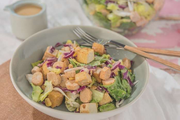 Ensalada de tofu ahumado con aliño de almendras y pera - Recetas - Veritas