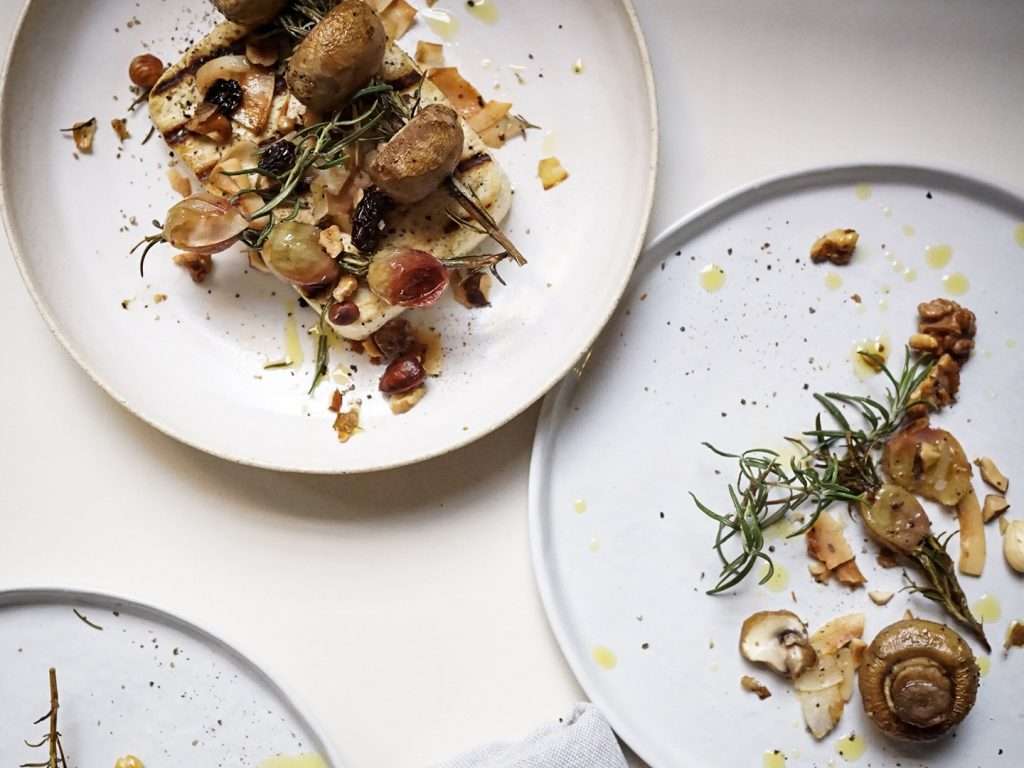 Tofu marinat amb raïm i bolets rostits amb romaní - Receptes - Veritas