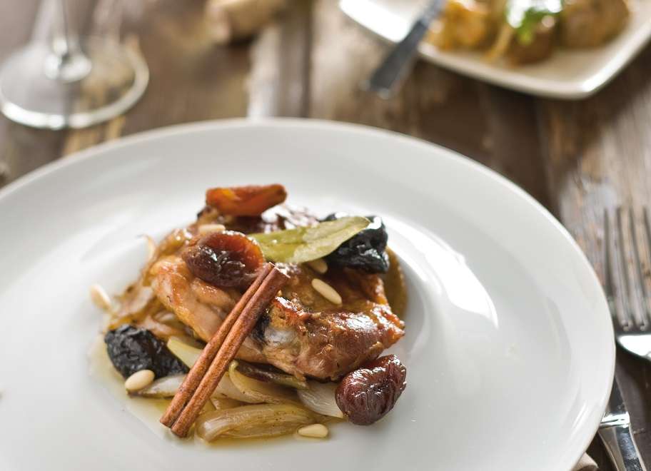 Pollastre rostit amb prunes i pinyons - Veritas