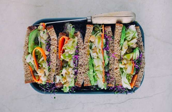  Sandvitx amb ensalada russa de cigrons i ceba tendra - Curso nuevo, vida nueva - Recetas - Veritas
