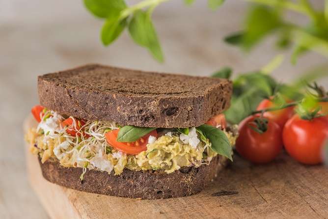 Sandwich de legumbres y alcaparras con salsa de yogur - Veritas