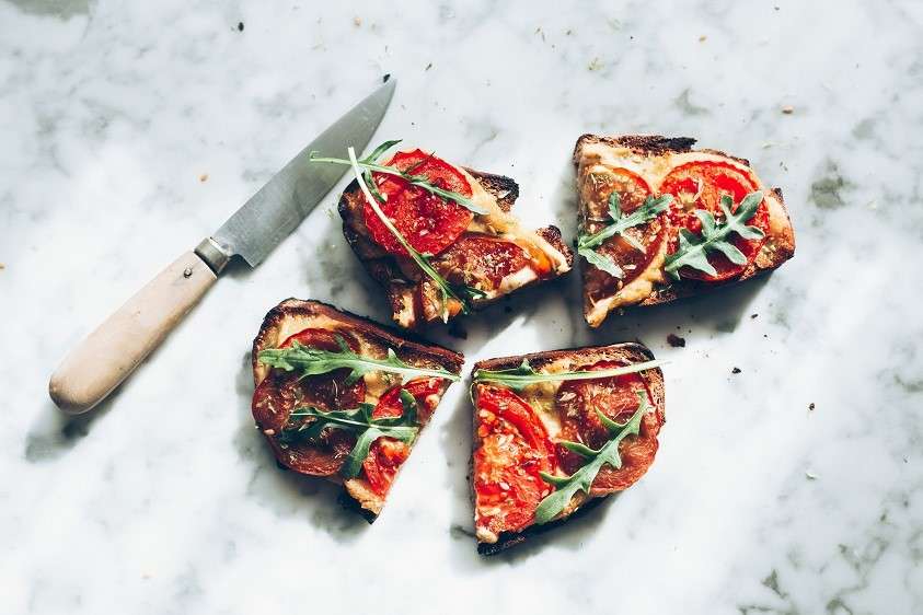 Tostas con paté vegetal y tomates asados - Recetas - Veritas
