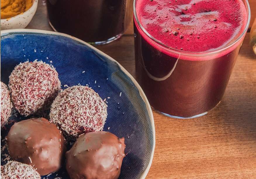 Zumo de remolacha y bolitas energéticas - Recetas - Veritas